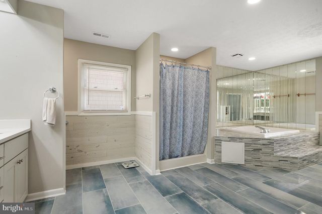 106 LIGHTHOUSE DR, Hampton, VA 23664