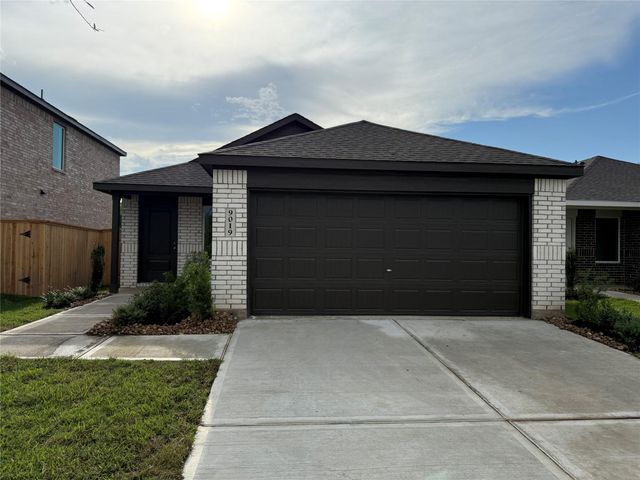 9019 Rose Pelican Lane, Baytown, TX 77521