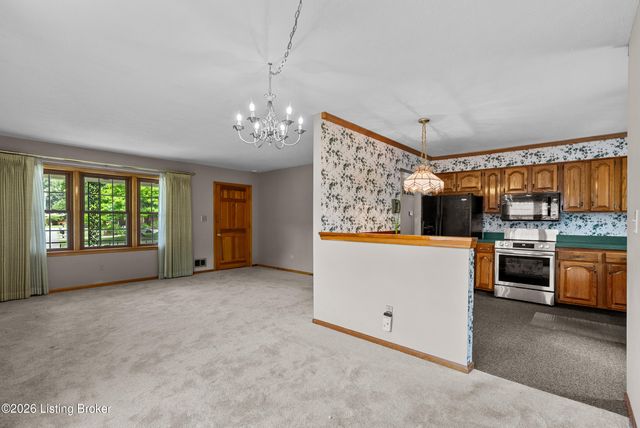 3820 Pinecroft Dr, Louisville, KY 40219
