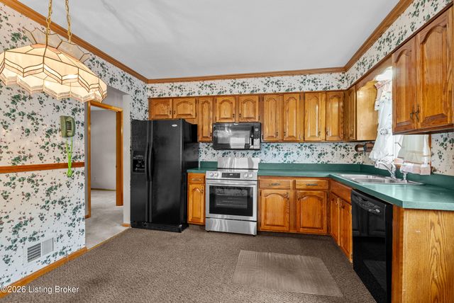 3820 Pinecroft Dr, Louisville, KY 40219
