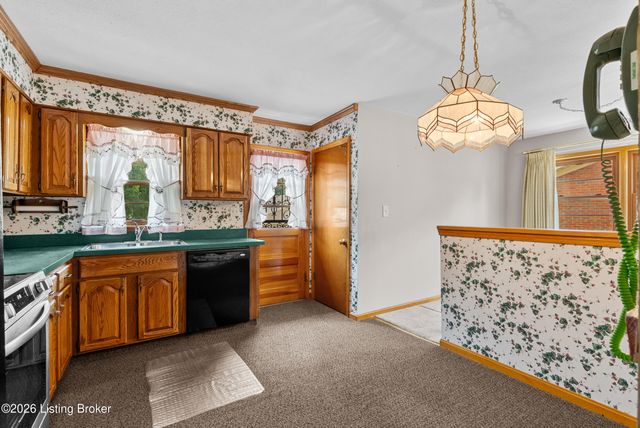 3820 Pinecroft Dr, Louisville, KY 40219