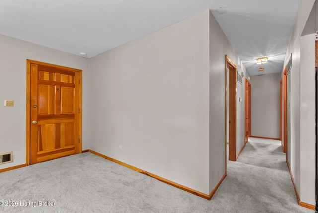 3820 Pinecroft Dr, Louisville, KY 40219