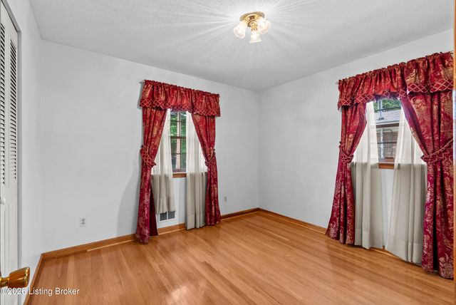 3820 Pinecroft Dr, Louisville, KY 40219