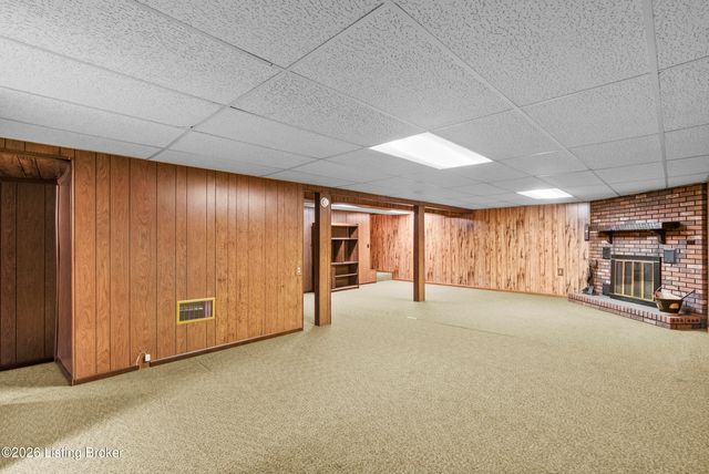 3820 Pinecroft Dr, Louisville, KY 40219