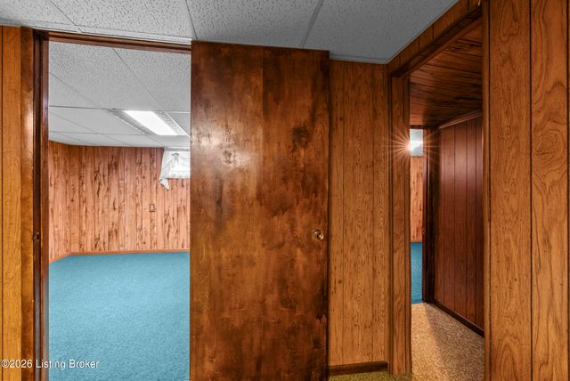 3820 Pinecroft Dr, Louisville, KY 40219