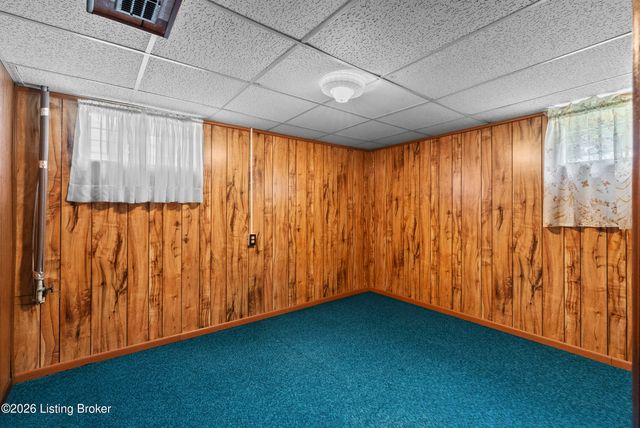 3820 Pinecroft Dr, Louisville, KY 40219