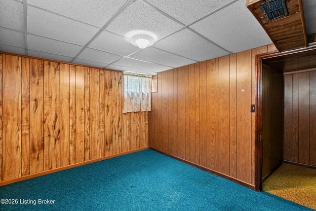3820 Pinecroft Dr, Louisville, KY 40219