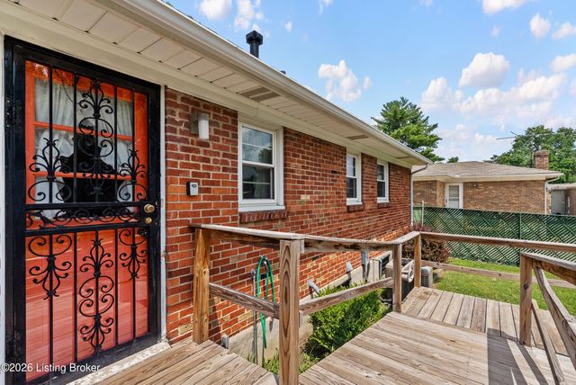 3820 Pinecroft Dr, Louisville, KY 40219