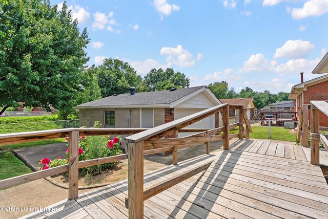 3820 Pinecroft Dr, Louisville, KY 40219