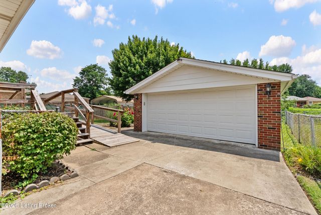3820 Pinecroft Dr, Louisville, KY 40219