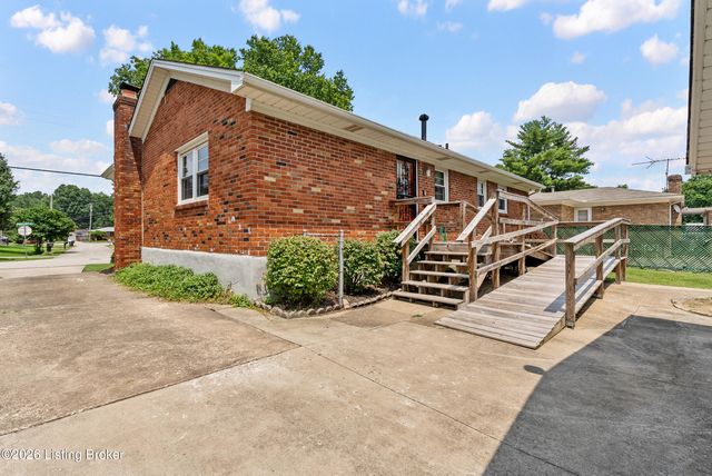 3820 Pinecroft Dr, Louisville, KY 40219