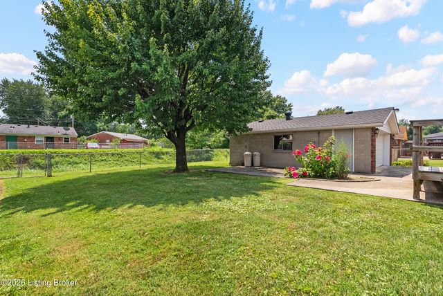 3820 Pinecroft Dr, Louisville, KY 40219