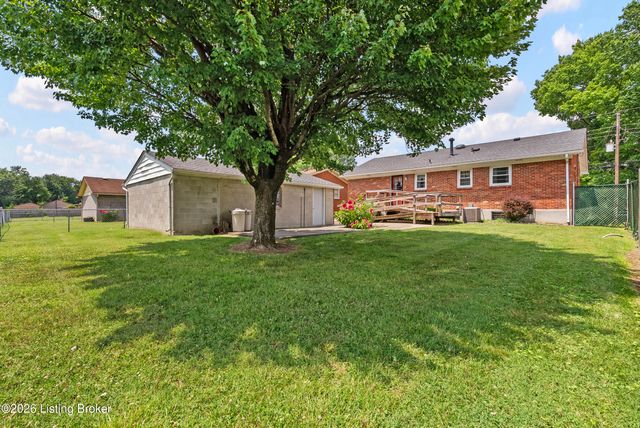 3820 Pinecroft Dr, Louisville, KY 40219