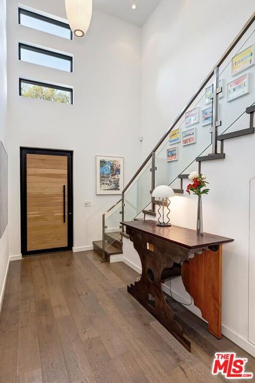 Image 10 of property listing at 10521 Northvale Road, Los Angeles, CA 90064