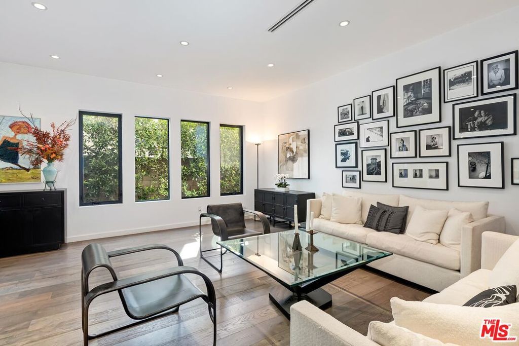 Image 13 of property listing at 10521 Northvale Road, Los Angeles, CA 90064