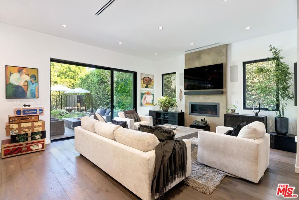 Image 19 of property listing at 10521 Northvale Road, Los Angeles, CA 90064