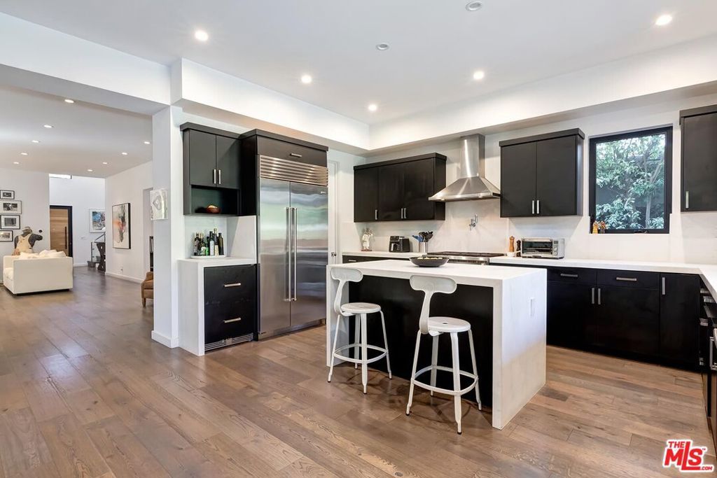 Image 23 of property listing at 10521 Northvale Road, Los Angeles, CA 90064