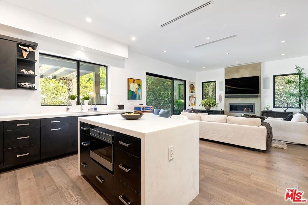 Image 25 of property listing at 10521 Northvale Road, Los Angeles, CA 90064