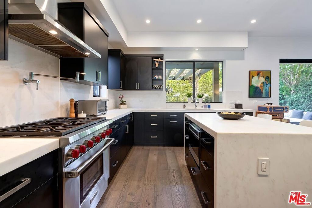 Image 26 of property listing at 10521 Northvale Road, Los Angeles, CA 90064