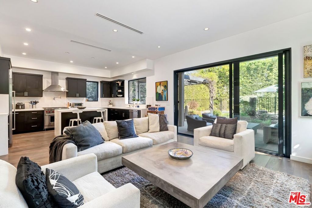 Image 3 of property listing at 10521 Northvale Road, Los Angeles, CA 90064