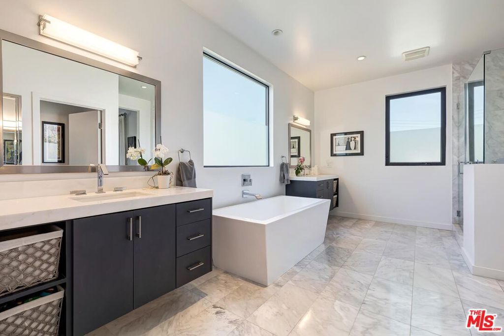 Image 33 of property listing at 10521 Northvale Road, Los Angeles, CA 90064