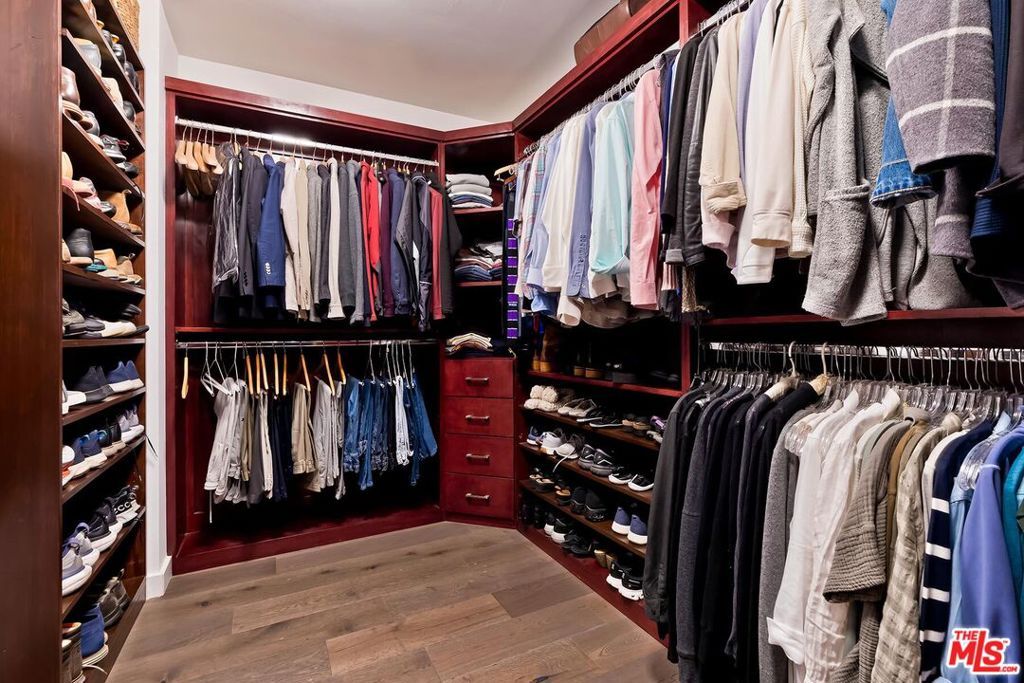 Image 35 of property listing at 10521 Northvale Road, Los Angeles, CA 90064