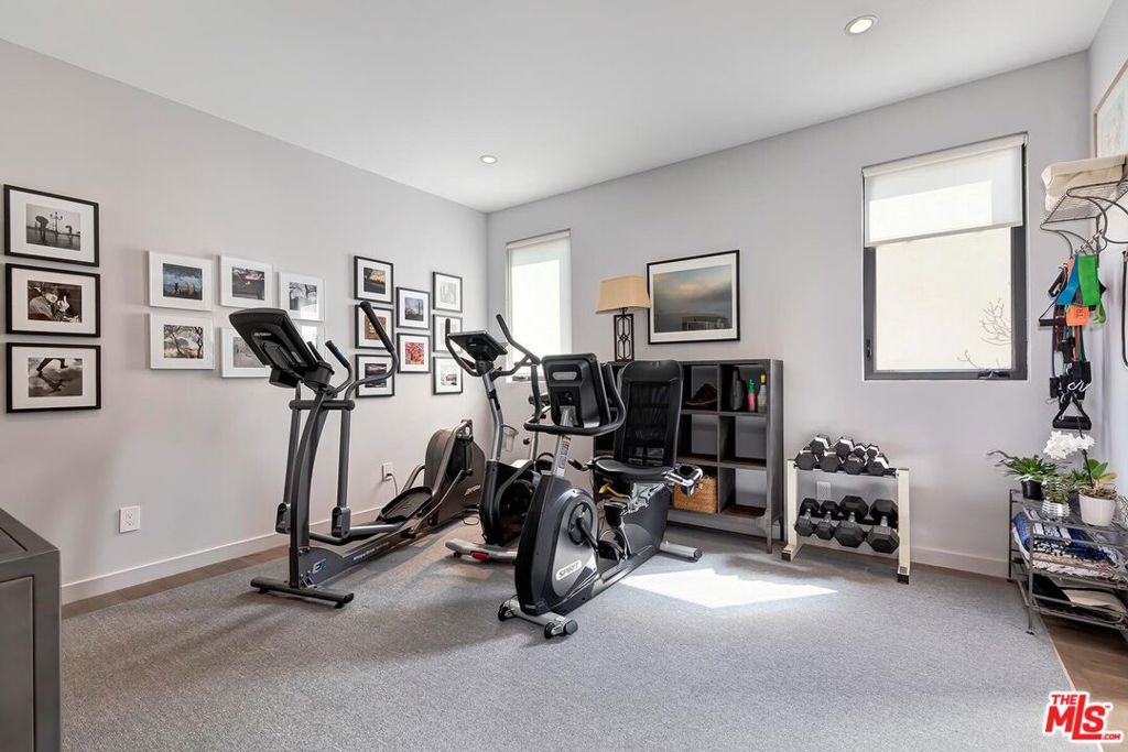 Image 38 of property listing at 10521 Northvale Road, Los Angeles, CA 90064