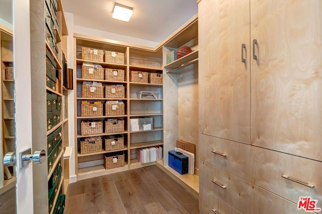 Image 40 of property listing at 10521 Northvale Road, Los Angeles, CA 90064