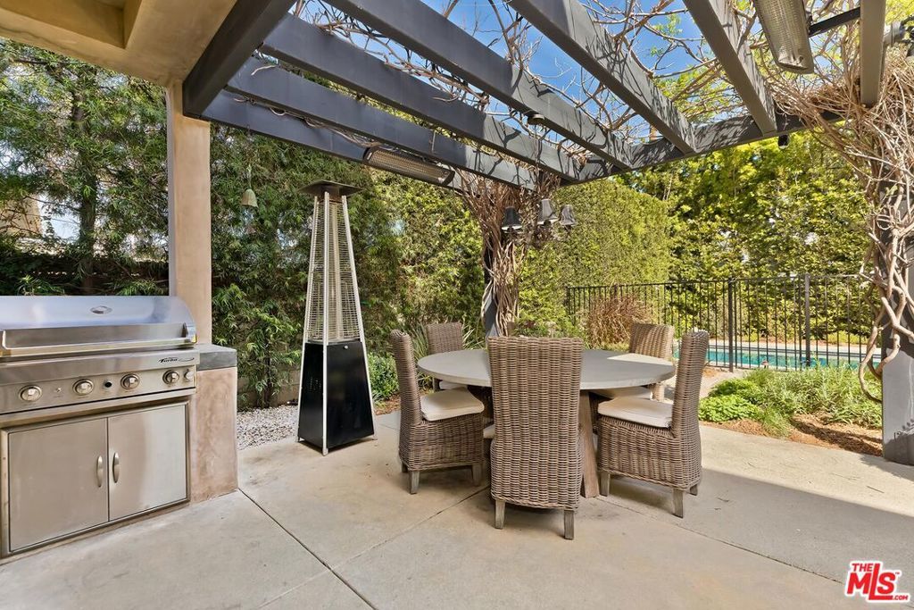 Image 48 of property listing at 10521 Northvale Road, Los Angeles, CA 90064