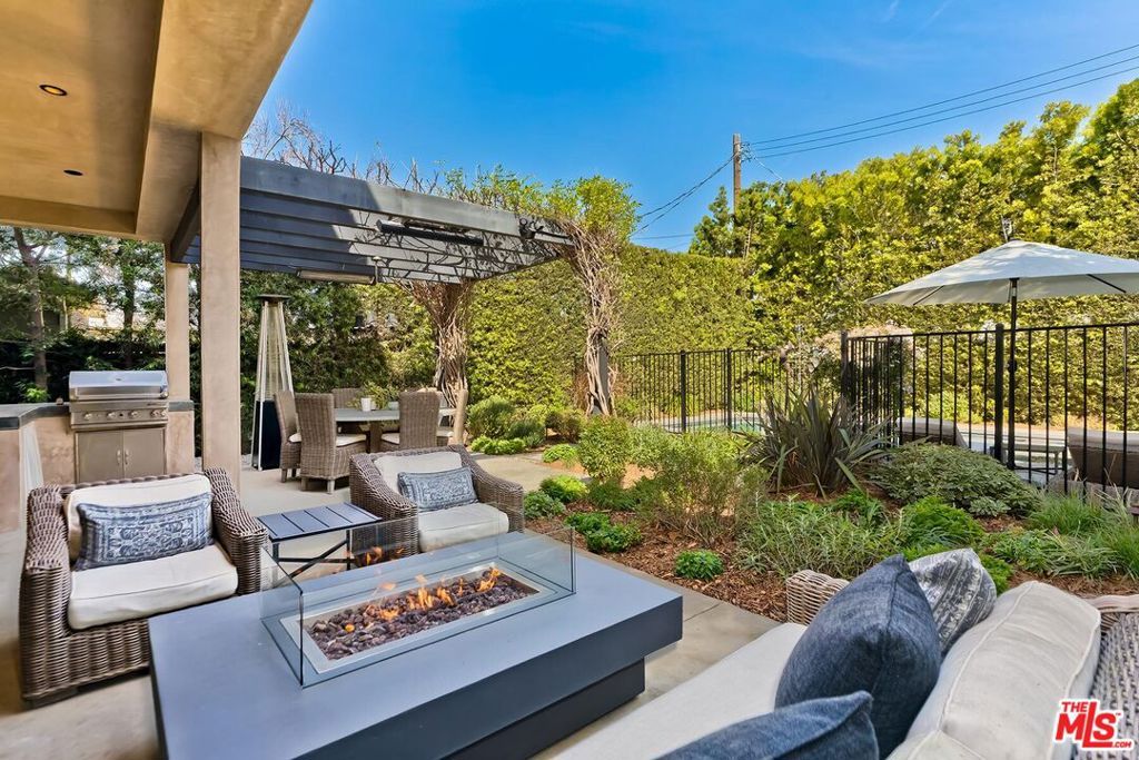 Image 5 of property listing at 10521 Northvale Road, Los Angeles, CA 90064