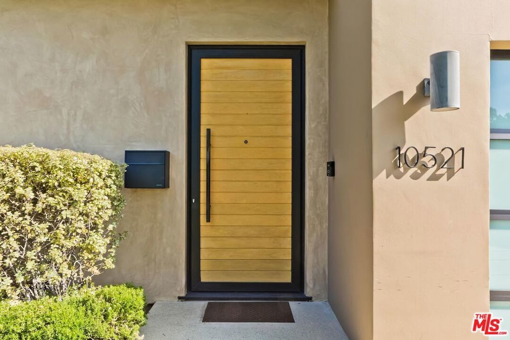 Image 8 of property listing at 10521 Northvale Road, Los Angeles, CA 90064