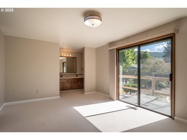 3265 W MOOSE Dr, Roseburg, OR 97471