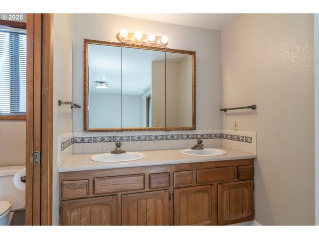 3265 W MOOSE Dr, Roseburg, OR 97471