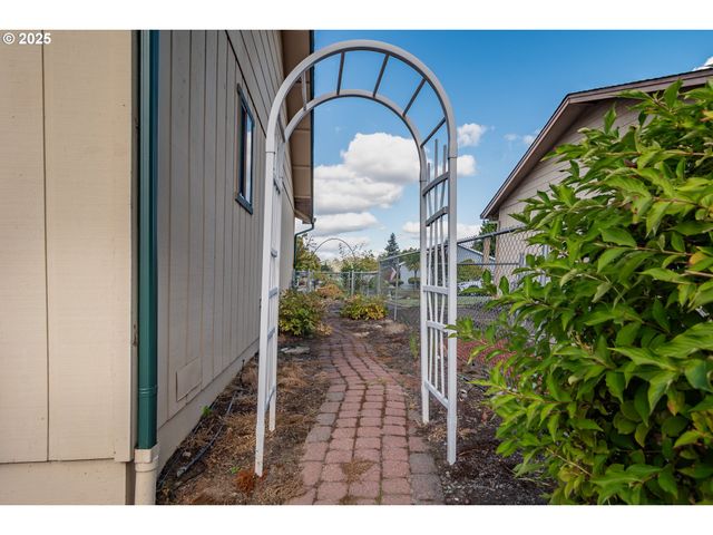 3265 W MOOSE Dr, Roseburg, OR 97471