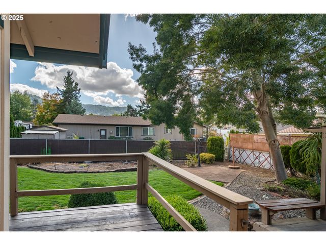 3265 W MOOSE Dr, Roseburg, OR 97471