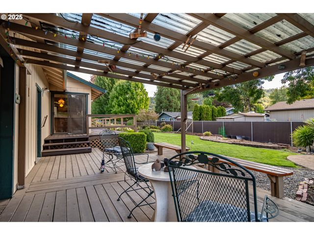 3265 W MOOSE Dr, Roseburg, OR 97471