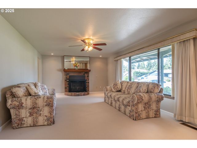 3265 W MOOSE Dr, Roseburg, OR 97471