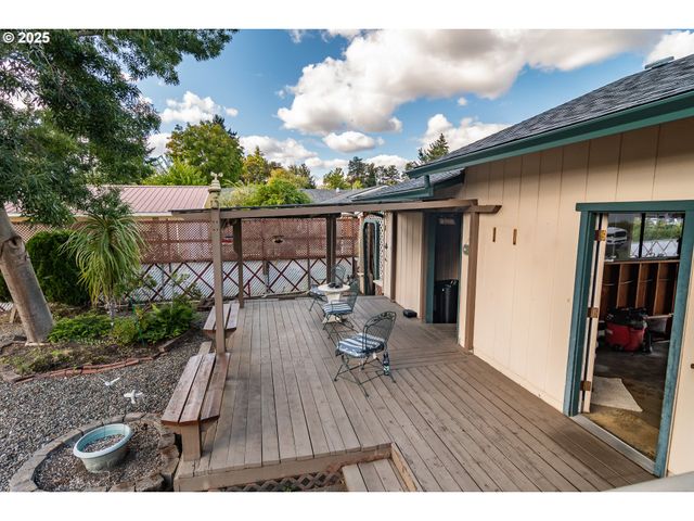 3265 W MOOSE Dr, Roseburg, OR 97471