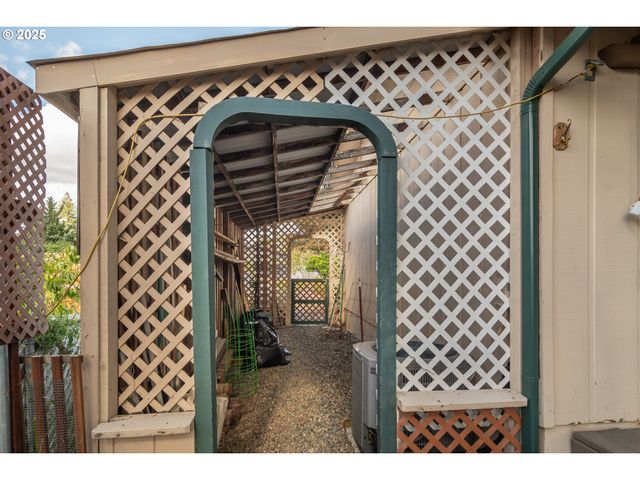 3265 W MOOSE Dr, Roseburg, OR 97471