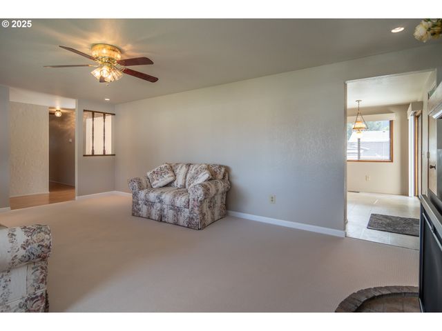 3265 W MOOSE Dr, Roseburg, OR 97471