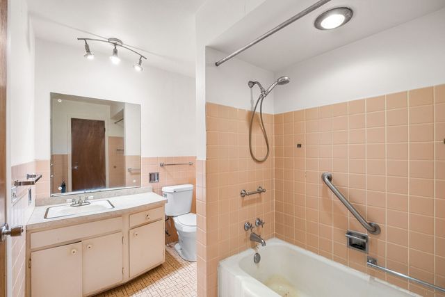 6209 N Caldwell Avenue, Chicago, IL 60646