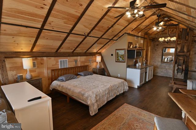 1700 TEXTER MOUNTAIN RD, Reinholds, PA 17569