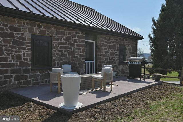 1700 TEXTER MOUNTAIN RD, Reinholds, PA 17569