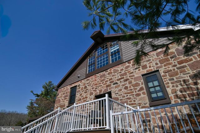 1700 TEXTER MOUNTAIN RD, Reinholds, PA 17569