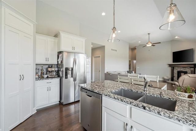 1327 N 161st Terrace, Basehor, KS 66007