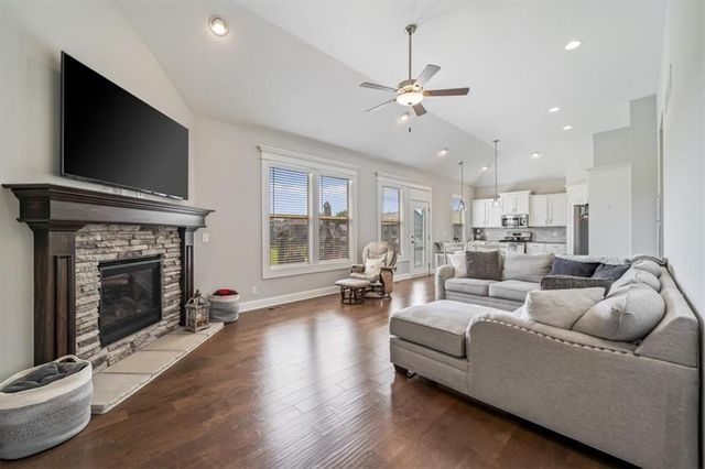 1327 N 161st Terrace, Basehor, KS 66007