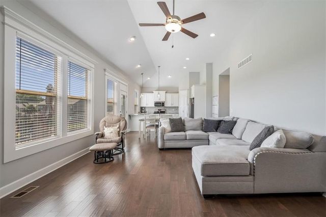 1327 N 161st Terrace, Basehor, KS 66007