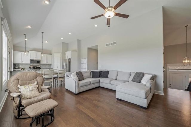 1327 N 161st Terrace, Basehor, KS 66007