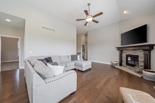 1327 N 161st Terrace, Basehor, KS 66007