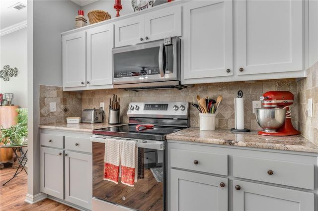 48 Highland Parkway, Bella Vista, AR 72715